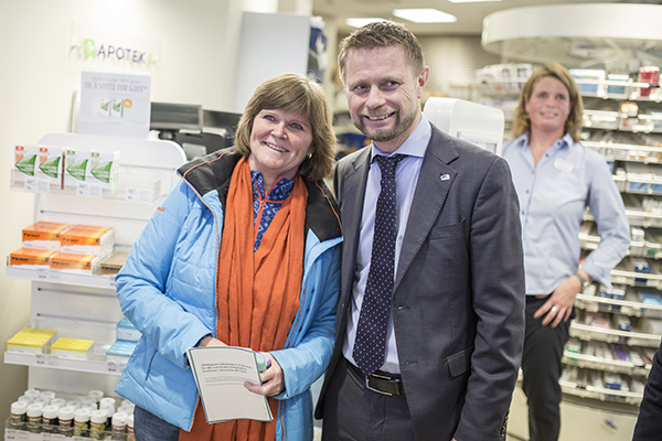 For ett år siden lanserte Bent Høie tjenesten Inhalasjonsveiledning i apotek, her sammen med Trine Tomter som bruker inhalasjonslegemidler. 